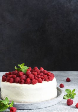 Krem peynirli pasta, ahududu ve naneli mutfak masasında. Doğum günü pastası.