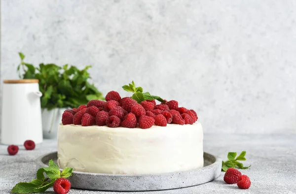 Tarta Cumpleaños Con Crema Frambuesas Sobre Fondo Cocina Hormigón —  Fotos de Stock