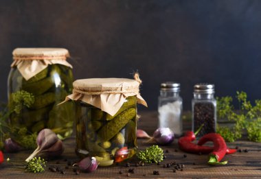 Cam kavanozda dereotu ve sarımsaklı salatalık turşusu..