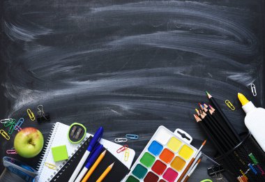 Okula dönelim. Tahtada okul malzemeleri var. Okul aksesuarlarının düzeni. Uzaktan öğrenme..