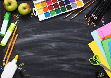 Okula dönelim. Tahtada okul malzemeleri var. Okul aksesuarlarının düzeni. Uzaktan öğrenme..