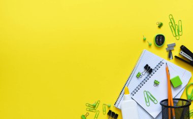Ofis sarı arka planda. Okul malzemeleri..