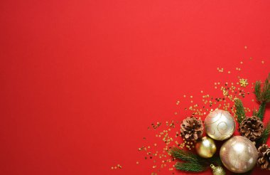 Kırmızı arka planda hediyeler ve toplarla güzel bir Noel süsü. Yukarıdan bak. Yeni Yıl Planı.