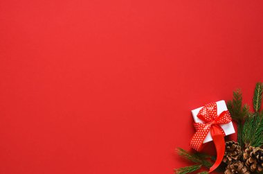 Kırmızı arka planda hediyeler ve toplarla güzel bir Noel süsü. Yukarıdan bak. Yeni Yıl Planı.