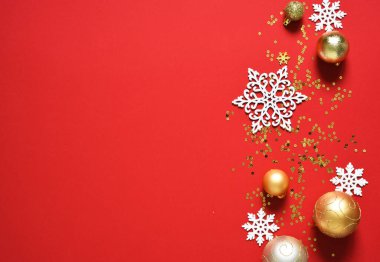 Kırmızı arka planda hediyeler ve toplarla güzel bir Noel süsü. Yukarıdan bak. Yeni Yıl Planı.