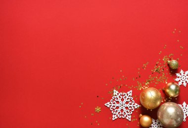 Kırmızı arka planda hediyeler ve toplarla güzel bir Noel süsü. Yukarıdan bak. Yeni Yıl Planı.