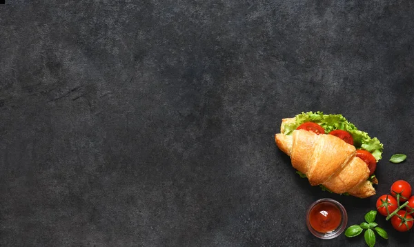 샐러드 토마토와 크로산 샌드위치와 식사를 소스를 배경에 얹는다 위에서 바라본 — 스톡 사진