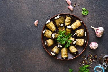 Beton arka planda peynirli ızgara patlıcan. Yukarıdan görüntüle.