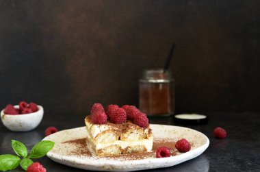 Koyu beton arka planda ahududulu tiramisu. Klasik İtalyan tatlısı tiramisu..