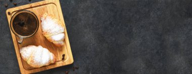 Tahtada kruvasan ve kahve macunu. Yukarıdan görüntüle.