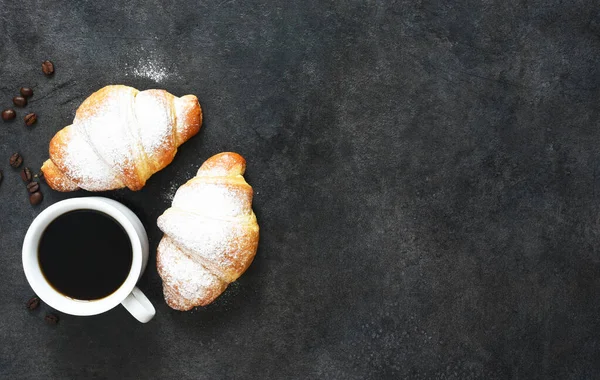 Croissants Mit Espresso Auf Schwarzem Betongrund Blick Von Oben — Stockfoto