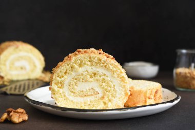 Bisküvi kremalı ve fındıklı, koyu bir fındıklı..