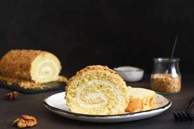 Bisküvi kremalı ve fındıklı, koyu bir fındıklı..