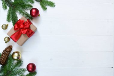 Noel beyaz arka planı, köknar, hediyeler ve dekor. Kopyalamak için boşluk olan üst görünüm.