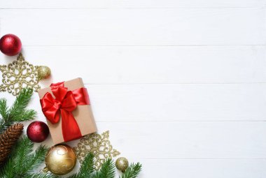 Noel beyaz arka planı, köknar, hediyeler ve dekor. Kopyalamak için boşluk olan üst görünüm.
