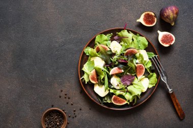 Salatayı incir ve peynirle karıştır.