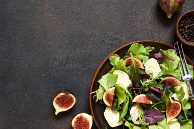 Salatayı incir ve peynirle karıştır.