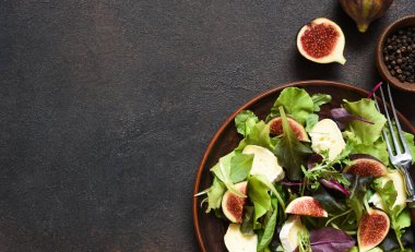 Salatayı incir ve peynirle karıştır.