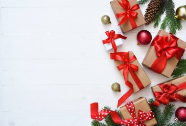 Noel beyaz arka planı, köknar, hediyeler ve dekor. Kopyalamak için boşluk olan üst görünüm.