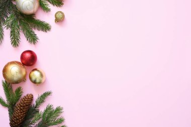 Kırmızı arka planda köknar ile güzel bir Noel kompozisyonu. Pembe arka plan, köknar, noel baloları ve dekor. Kopyalamak için boşluk olan üst görünüm.