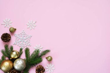 Kırmızı arka planda köknar ile güzel bir Noel kompozisyonu. Pembe arka plan, köknar, noel baloları ve dekor. Kopyalamak için boşluk olan üst görünüm.