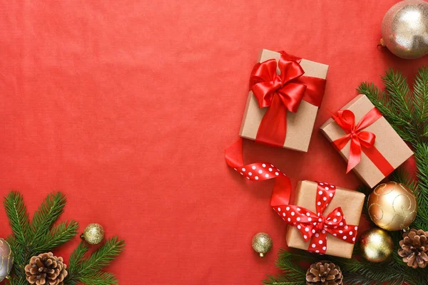 Прекрасна Різдвяна Композиція Червоному Тлі Ялиною Подарункові Коробки Червоними Стрічками — стокове фото