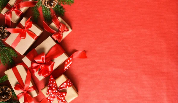 Прекрасна Різдвяна Композиція Червоному Тлі Ялиною Подарункові Коробки Червоними Стрічками — стокове фото