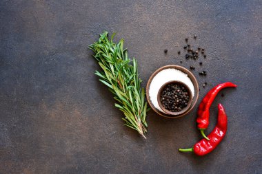 Biber, biber ve çimento kaplı taze biberiye..