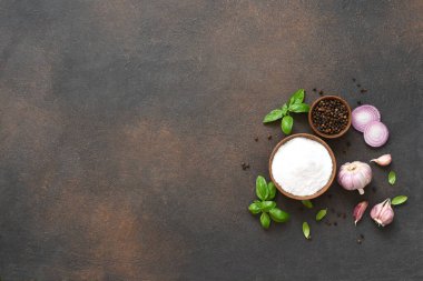 Tuz, biber, çimento kaplı taze fesleğen. Yukarıdan görüntüle.