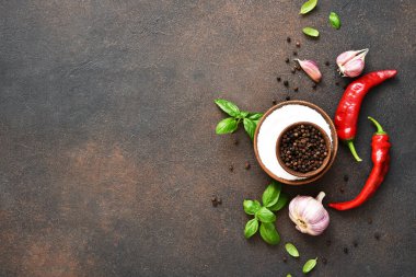 Baharat, sarımsak, taze fesleğen ve acı biber seti. Yukarıdan görüntüle.