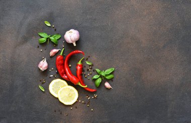 Baharat, sarımsak, taze fesleğen ve acı biber seti. Yukarıdan görüntüle.