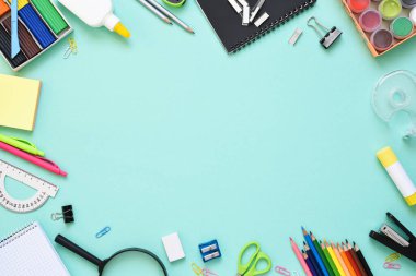 Okula dönelim. Okul aksesuarları nane arkaplanda. Düzen.