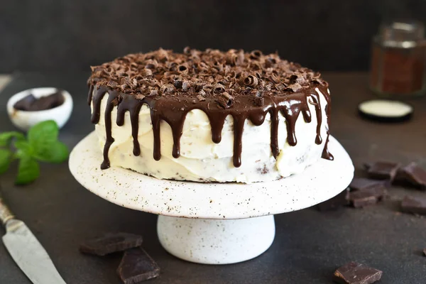 Schokoladentrüffelkuchen Mit Frischkäse Auf Dunklem Hintergrund — Stockfoto