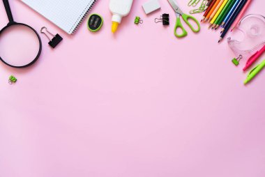 Kağıt pembe arka planda okul malzemeleri. Okula geri dön..