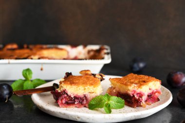 Erikli vanilyalı kek ve koyu beton arka planda nane. Meyveli turta..