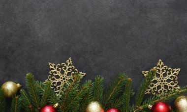 Yeni yıl kartı. Noel diksiyonu, köknar ve toplar siyah arka planda.