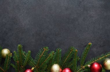 Yeni yıl kartı. Noel diksiyonu, köknar ve toplar siyah arka planda.
