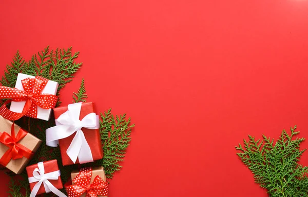 Прекрасна Різдвяна Прикраса Ялицею Коробками Подарунками Різдвяний Фон Плоский — стокове фото