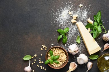 Pesto sosu için malzemeler: parmesan, fesleğen ve çimento kaplı çam fıstığı. Pesto sosu üst görünümü.