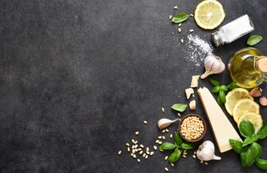 Pesto sosu için malzemeler: parmesan, fesleğen ve çimento kaplı çam fıstığı. Pesto sosu üst görünümü.