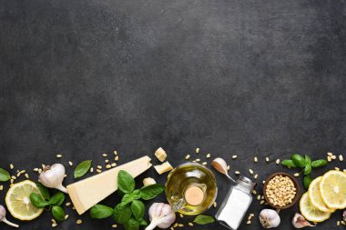 Pesto sosu için malzemeler: parmesan, fesleğen ve çimento kaplı çam fıstığı. Pesto sosu üst görünümü.