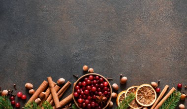 Meyve, tarçın ve baharatlı Noel süslemesi..