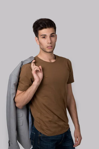 Retrato Joven Elegante Con Camisa Marrón Jeans Sobre Fondo Gris — Foto de Stock