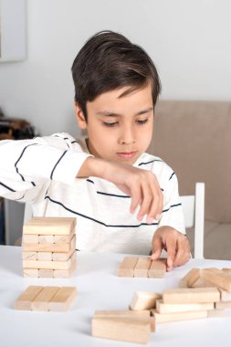 Bir öğrenci bir odada bir masada oturur ve ahşap Oluşturucu içinde çalış