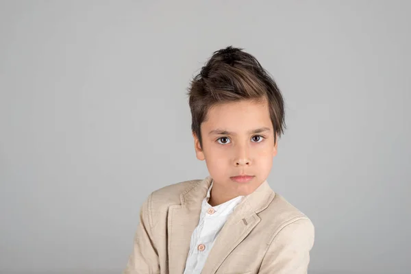 Прочекайте Портрет Привабливого Брюнетки Хлопчика Бежевій Куртці Сірому Фоні Студії — стокове фото