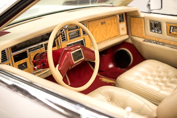 Retro bir araba parçası. Otomatik açık top ile. Koltuk bej deri, direksiyon simidi ve denetim masası, dikiz yaptım