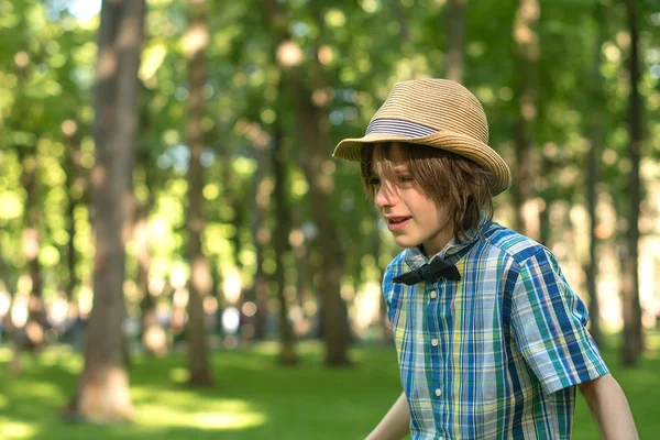 Niño Con Sombrero Una Camisa Cuadros Con Pajarita Mariposa Recorre —  Fotos de Stock