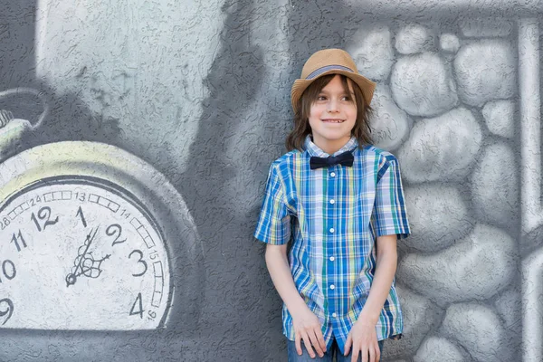 Colegial Sombrero Corbata Mariposa Está Pie Junto Pared Gris Texturizada —  Fotos de Stock