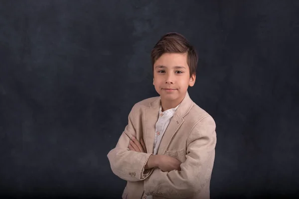 Portrét Malý Usměvavý Chlapec Bruneta Bílé Košili Béžové Sako Náručí — Stock fotografie