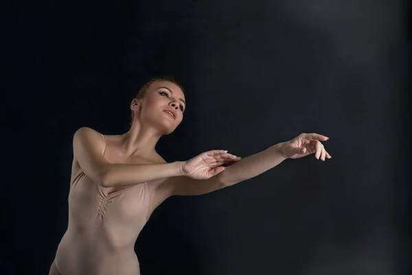 Bela Bailarina Terno Bege Danças Látex Contexto Leve Estúdio — Fotografia de Stock